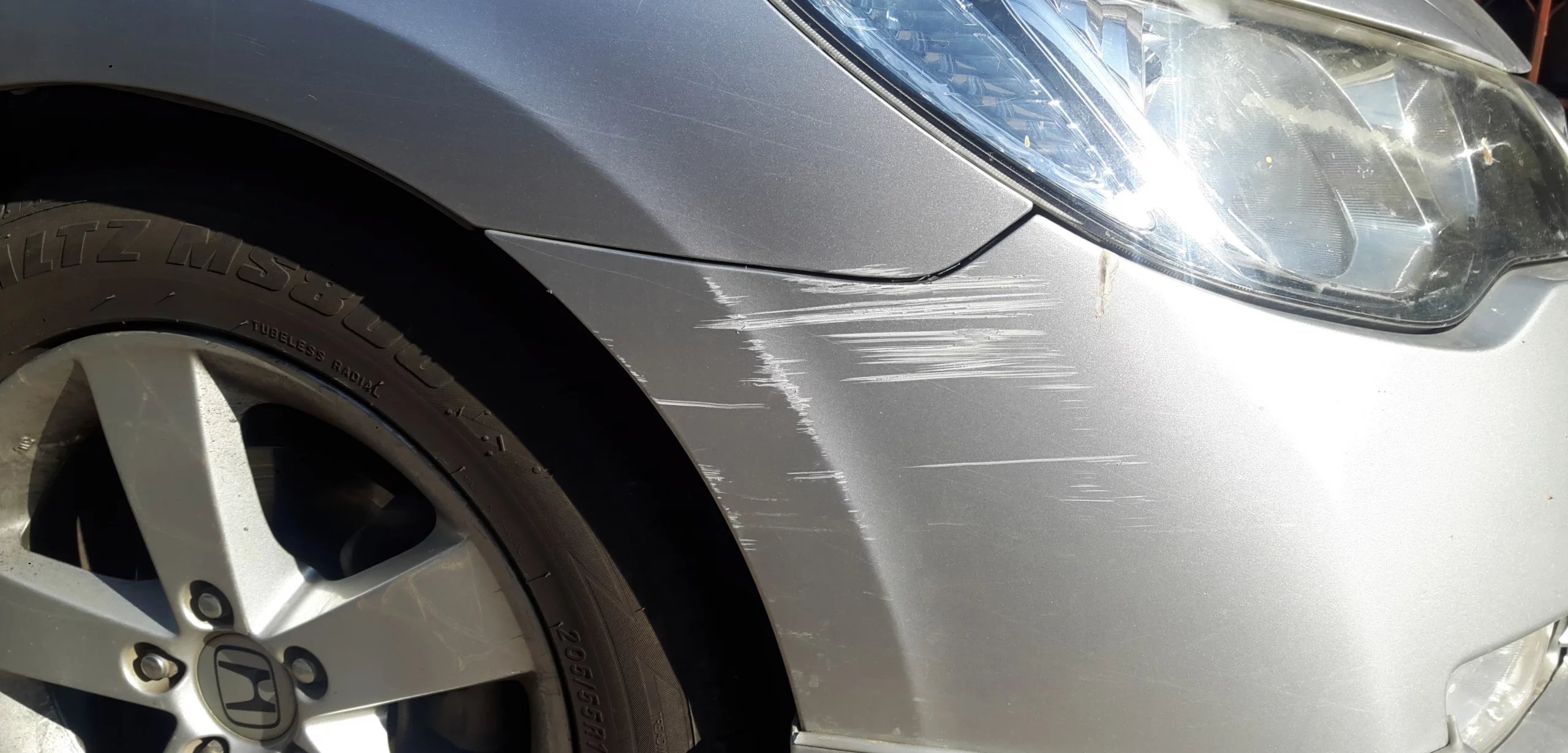 Bagatellschaden an einem Auto. Leichte Kratzer im Lack.